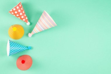 Arka planda renkli doğum günü şapkaları. Üst görünüm.