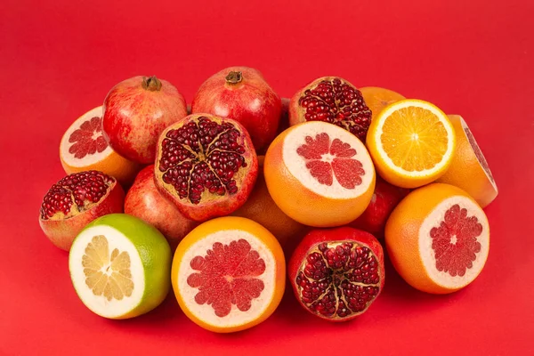 Juicy Grapefruit Orange Pomegranate Citrus Sweetie Red Background — Stock Photo, Image