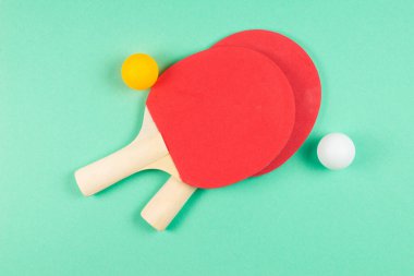 Yeşil arka planda pinpon. Üst görünüm. 