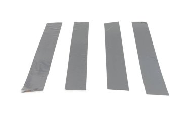 Beyaz arka planda izole edilmiş gümüş koli bandı parçaları. Üst görünüm.