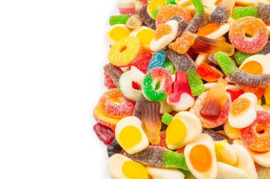 Çeşit çeşit şekerleme. Üst Manzara. Jöleli şekerler. Beyazda izole edilmiş.