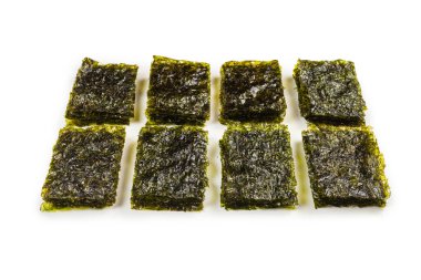 Nori yosunu beyazın üzerinde izole edilmiş. Üst görünüm