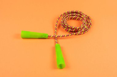 Turuncu arka planda ip atlamak. Üst görünüm. 