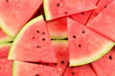 Sulu karpuz dilimleri arka planda. Üst görünüm. 