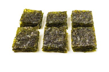 Nori yosunu beyazın üzerinde izole edilmiş. Üst görünüm