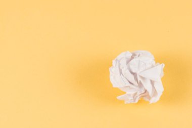 Bej arka planda buruşmuş beyaz kağıt. Boşluğu kopyala. 