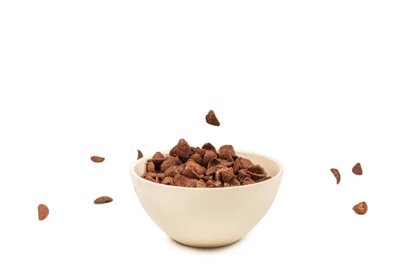 Čokoládové Kukuřičné Vločky Padající Bílou Misku Izolovanou Bílo Pohyb Copyspace — Stock fotografie