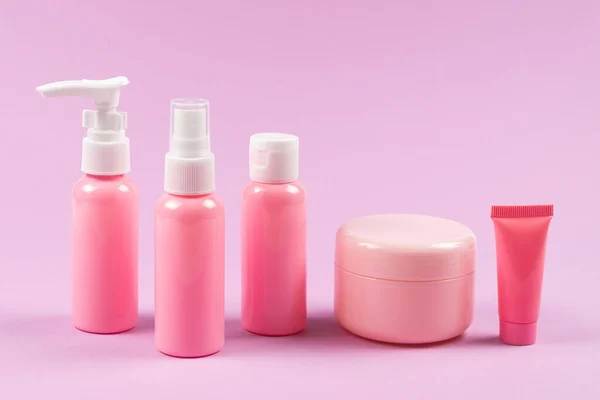 粉色塑料瓶用于卫生用品 化妆品 卫生用品的粉色底色 复制空间 — 图库照片