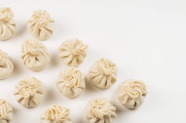 Beyaz arka planda Khinkali. Üst görünüm. 