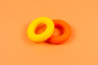 Turuncu arka planda sarı ve turuncu genişletici. Boşluğu kopyala.