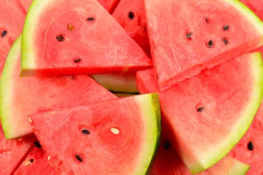 Sulu karpuz dilimleri arka planda. Üst görünüm. 