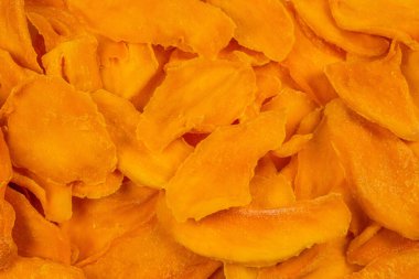 Tatlı mango dilimleri arka planda. Üst görünüm. 