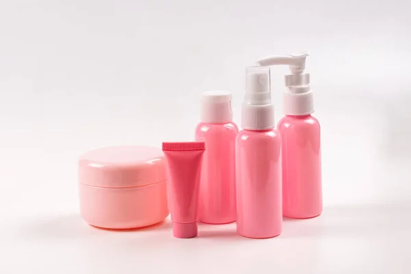 粉色塑料瓶用于卫生用品 化妆品 卫生用品的白色底色 复制空间 — 图库照片