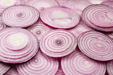 Arka plan olarak soğan dilimleri. Üst görünüm. 