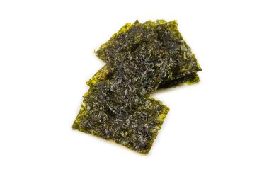 Nori yosunu beyazın üzerinde izole edilmiş. Üst görünüm.