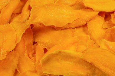 Tatlı mango dilimleri arka planda. Üst görünüm. 