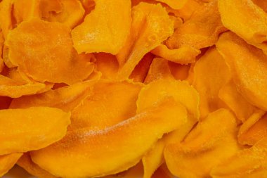 Tatlı mango dilimleri arka planda. Üst görünüm. 