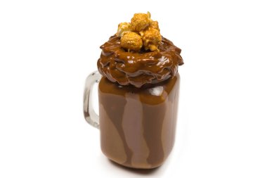 Çikolatalı milkshake, çırpılmış krema, kurabiye, waffle, cam mason kavanozunda servis edilir. 