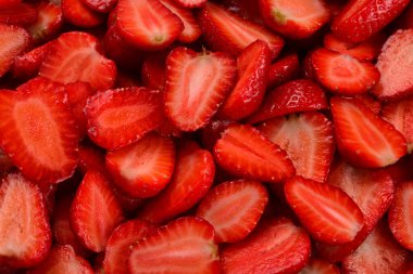 Çilek dilimleri. Taze böğürtlen makrosu. Meyve arkaplanı. Üst görünüm.