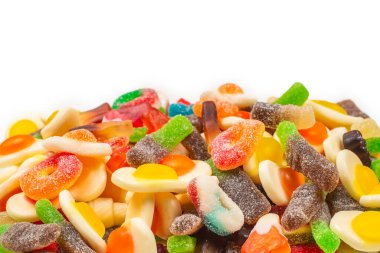 Çeşit çeşit şekerleme. Üst Manzara. Jöleli şekerler. Beyazda izole edilmiş.