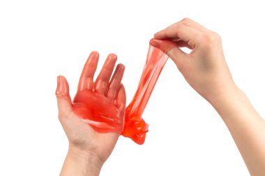 Beyaz ellerle izole edilmiş bir kadının elindeki kırmızı balçık oyuncağı. Üst görünüm. 