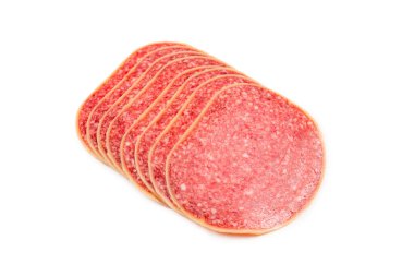 Beyaz arka planda izole edilmiş lezzetli salam dilimleri.. 