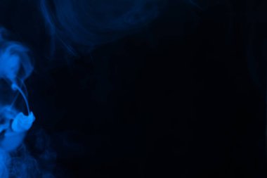 Siyah arka planda mavi buhar. Boşluğu kopyala.