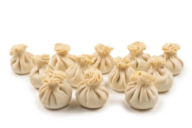 Beyaz arka planda Khinkali. Üst görünüm. 