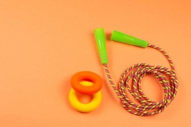 Turuncu arka planda spor malzemeleri. Boşluğu kopyala. 