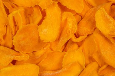 Tatlı mango dilimleri arka planda. Üst görünüm. 