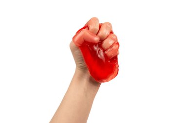 Beyaz ellerle izole edilmiş bir kadının elindeki kırmızı balçık oyuncağı. Üst görünüm. 