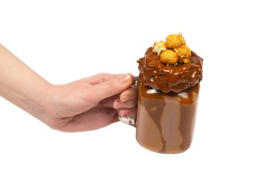 Çikolatalı milkshake, çırpılmış krema, kurabiye, waffle, cam mason kavanozunda servis edilir. 