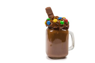 Çikolatalı milkshake, çırpılmış krema, kurabiye, waffle, cam mason kavanozunda servis edilir. 