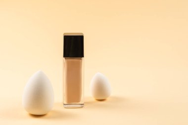 Bej arka planda küçük, orta ve büyük beyaz güzellik karıştırıcısı ve makyaj vakfı. Üst görünüm. 