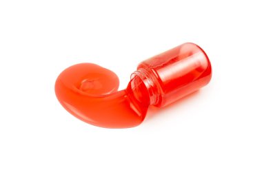 Beyaz ellerle izole edilmiş bir kadının elindeki kırmızı balçık oyuncağı. Üst görünüm. 