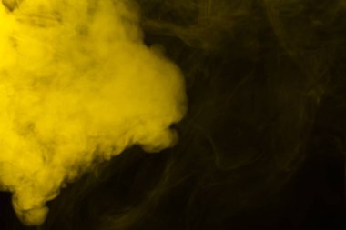 Siyah arka planda sarı buhar. Boşluğu kopyala.