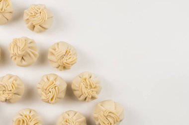 Beyaz arka planda Khinkali. Üst görünüm. 