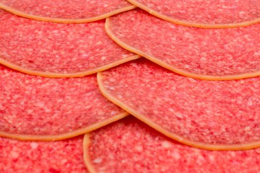 Lezzetli salam arka planda. Üst görünüm.