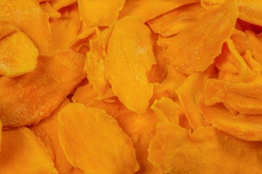 Tatlı mango dilimleri arka planda. Üst görünüm. 