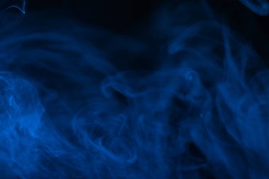 Siyah arka planda mavi buhar. Boşluğu kopyala.