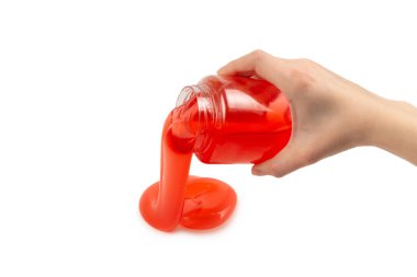 Beyaz ellerle izole edilmiş bir kadının elindeki kırmızı balçık oyuncağı. Üst görünüm. 