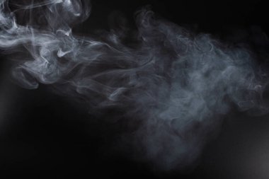 Siyah arka planda beyaz buhar. Boşluğu kopyala.