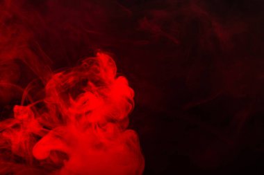 Siyah arka planda kırmızı buhar. Boşluğu kopyala.