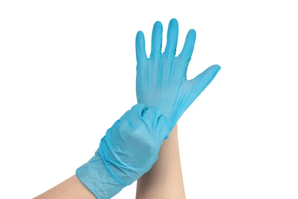 Vrouw Doet Blauwe Rubberen Handschoenen Aan Geïsoleerd Wit — Stockfoto