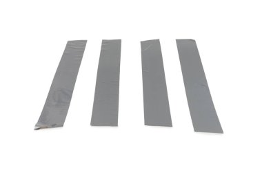 Beyaz arka planda izole edilmiş gümüş koli bandı parçaları. Üst görünüm.