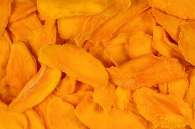 Tatlı mango dilimleri arka planda. Üst görünüm. 