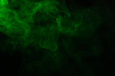 Siyah arka planda yeşil buhar. Boşluğu kopyala.