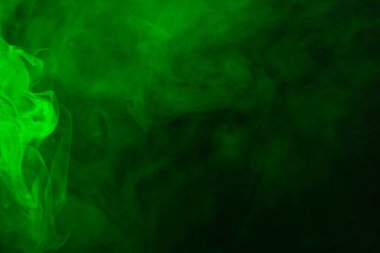 Siyah arka planda yeşil buhar. Boşluğu kopyala.