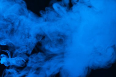 Siyah arka planda mavi buhar. Boşluğu kopyala.