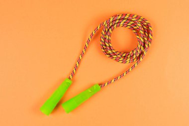 Turuncu arka planda ip atlamak. Üst görünüm. 